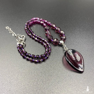 Krótki koralikowy naszyjnik fioletowy z listkiem #1092