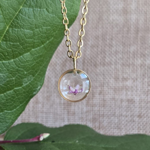 Zawieszka z różowym kwiatem wisiorek złoty