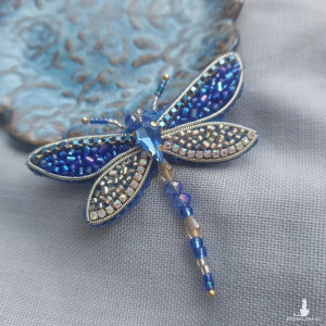 Urocza broszka WAŻKA kobaltowo-szampańska