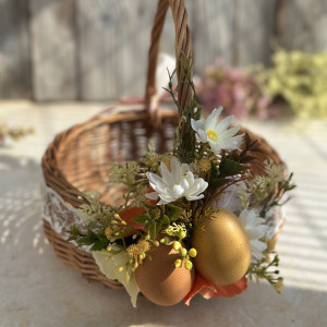 Koszyk na Wielkanoc, wiklinowy koszyczek z dekoracją