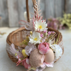 Koszyk na Wielkanoc, wiklinowy koszyczek z dekoracją