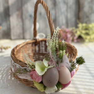 Koszyk na Wielkanoc, wiklinowy koszyczek z dekoracją