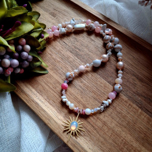 Naszyjnik "Opalit, perły i róż"