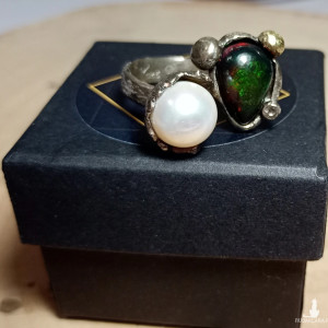 Srebrny pierścionek z czarnym opalem i perłą