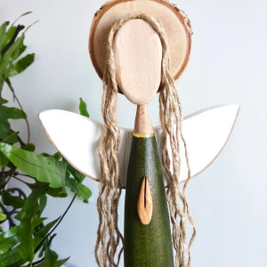 Ręcznie wykonany anioł z drewna – harmonia i natura.