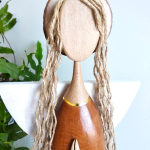 Ręcznie wykonany anioł z drewna – symbol bliskości.