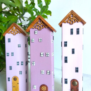 Ręcznie robione kamieniczki z drewna. Pastelowe osiedle.