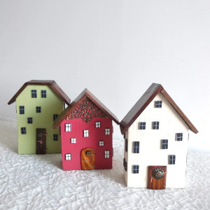 Kolorowa Uliczka – ręcznie robiony zestaw drewnianych domków dekoracyjnych.