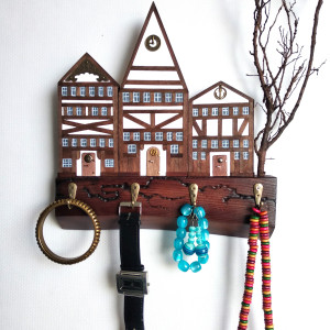 Drewniany wieszak „Szachulcowe miasteczko”.