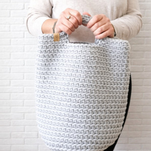 Pojemna torebka damska ze sznurka bawełnianego.