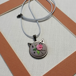 Ręcznie haftowany wisior  DLA JÓZEFINY  stal szlachetna