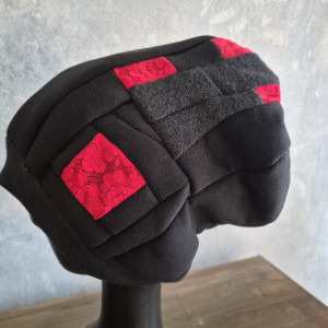 Czapka  damska czerwono czarna z koronką smerfetka