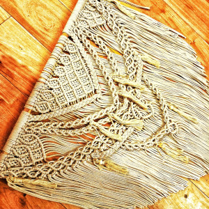 Duża makrama ścienna handmade – naturalna dekoracja boho 80×87 cm | ręcznie pleciona | bawełniany sznurek | drewniany drążek 140 cm