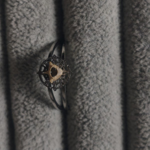 Pierścionek błyszczący z motywem pajęczyny z kręgiem gryzonia