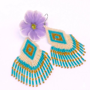 Kolczyki etno z koralików turkusowo białe z dodatkiem złota - Amaris