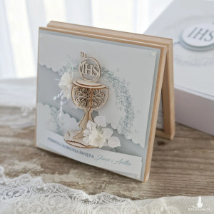 Kartka komunijna z kielichem z  życzeniami dla chłopca i dziewczynki