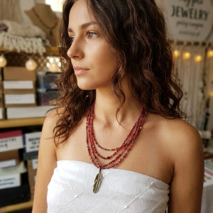 Długi Naszyjnik Boho – Wielowarstwowe Czerwone Korale z Zawieszką Piórkiem