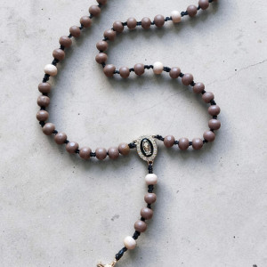 Różaniec z drewnianych koralików z krzyżykiem – elegancki i solidny