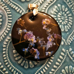 Wisiorek z niezapominajkami w żywicy – czarna zawieszka handmade | biżuteria z prawdziwymi kwiatami | prezent dla kobiety