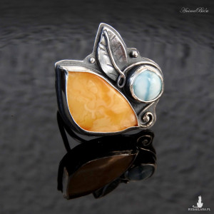 Pierścionek srebrny z bursztynem bałtyckim i larimarem