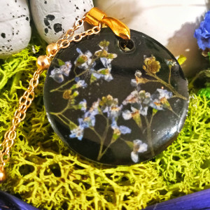 Naszyjnik z niezapominajkami w żywicy – pozłacany łańcuszek ze stali nierdzewnej | biżuteria z prawdziwymi kwiatami | prezent dla kobiety