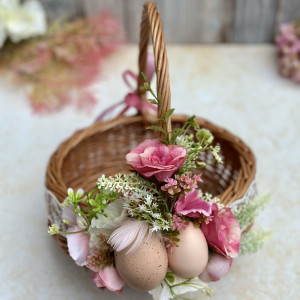 Koszyczek wielkanocny z dekoracją, koszyk wiklinowy