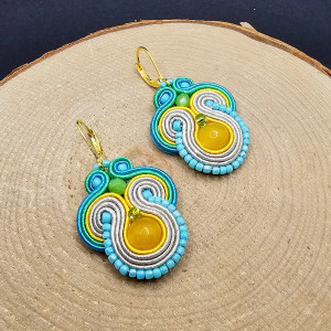 beżowo-kolorowe kolczyki sutasz