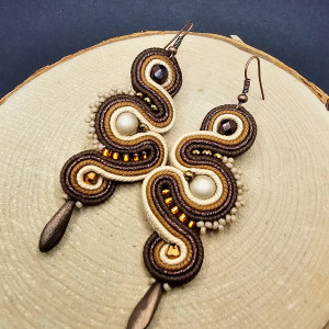 Brązowo-beżowe kolczyki sutasz