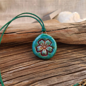 Leśny Kwiat – ręcznie malowana zawieszka z glinki