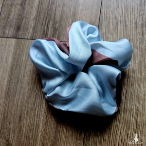 Gumka satynowa z miękkiej satyny pasy beż błękit graficzne