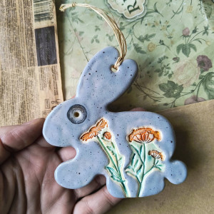 Szary zając z kwiatkami