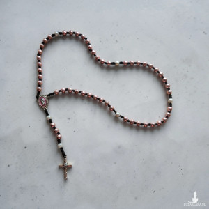 Różaniec z metalowych i perełkowych koralików – elegancki i wyjątkowy