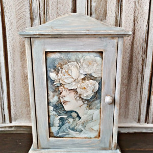 Drewniana skrzynka na klucze, "Dziewczyna z piwoniami"