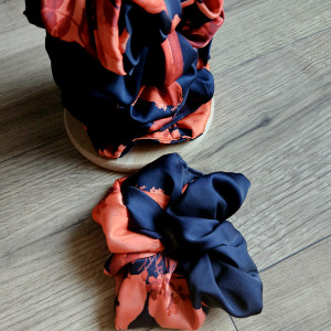 Gumka satynowa z miękkiej satyny we wzory malowane kwiaty malarskie poarańczowe