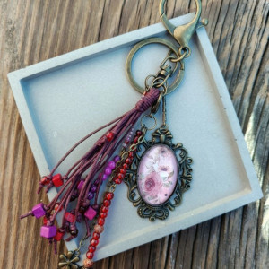 Romantyczny brelok vintage z różami i chwostem