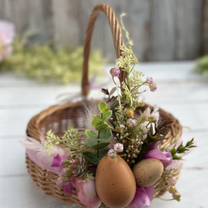 Koszyczek wielkanocny z dekoracją, koszyk wiklinowy