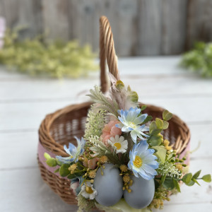 Koszyczek wielkanocny z dekoracją, koszyk wiklinowy