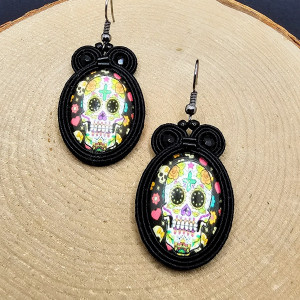 Czarne kolczyki sutasz z kolorowymi czaszkami