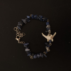 Bransoletka z kamieniami sodalitu z kością kota