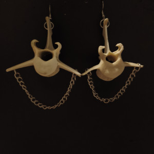 Wyraźne kolczyki z kręgów sarny oraz łańcuszkiem