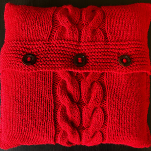 Czerwona poszewka robiona na drutach