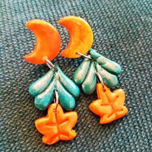 Kolczyki księżyce z liśćmi – długie wiszące kolczyki handmade | biżuteria z glinki polimerowej | styl boho