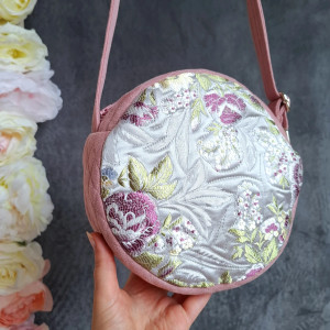 Torebka na ramię, różowa w kwiaty, okrągła