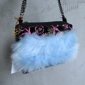 Kosmetyczka ozdobna z futerkiem, kuferek na łańcuszku