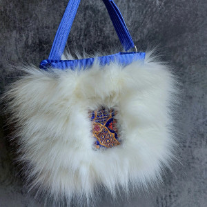 Torebka na ramię, biała, z futerka, niebieski środek