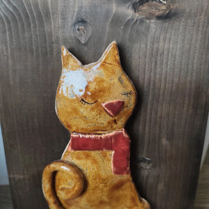 kot ceramiczny na starej desce