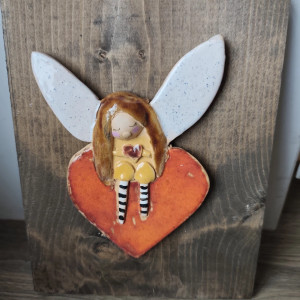 aniołek ceramiczny na starej desce