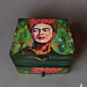 Drewniana szkatułka na biżuterię "Frida"