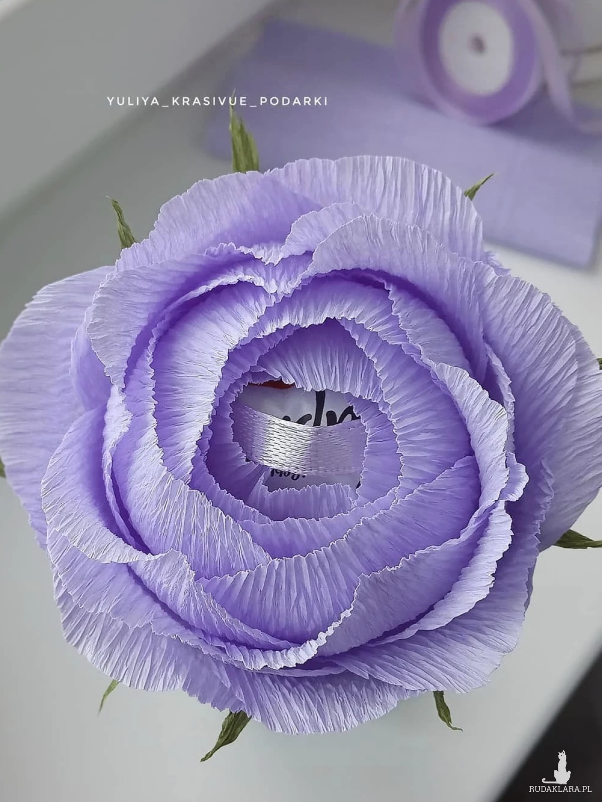 Bukiet z krepiny włoskiej. Z cukierkami w kwitach.