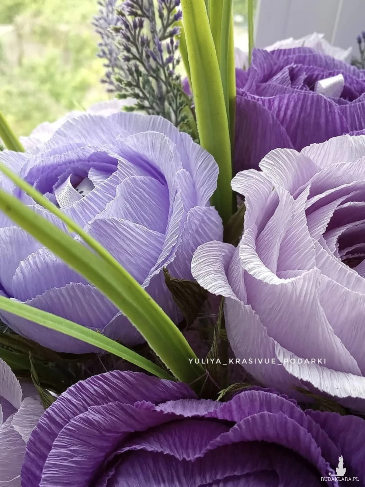 Bukiet z krepiny włoskiej. Z cukierkami w kwitach.